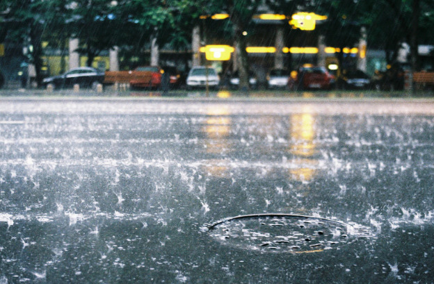 【夢占い】雨の降る夢を見た!洪水・雨漏りや雨上がりの虹など雨に関わる夢にはどんな意味がある? | 夢占い~yumejyo~